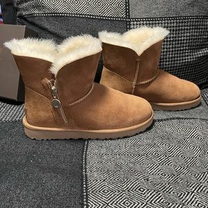 Like new! UGG Bailey Zip Mini size 8